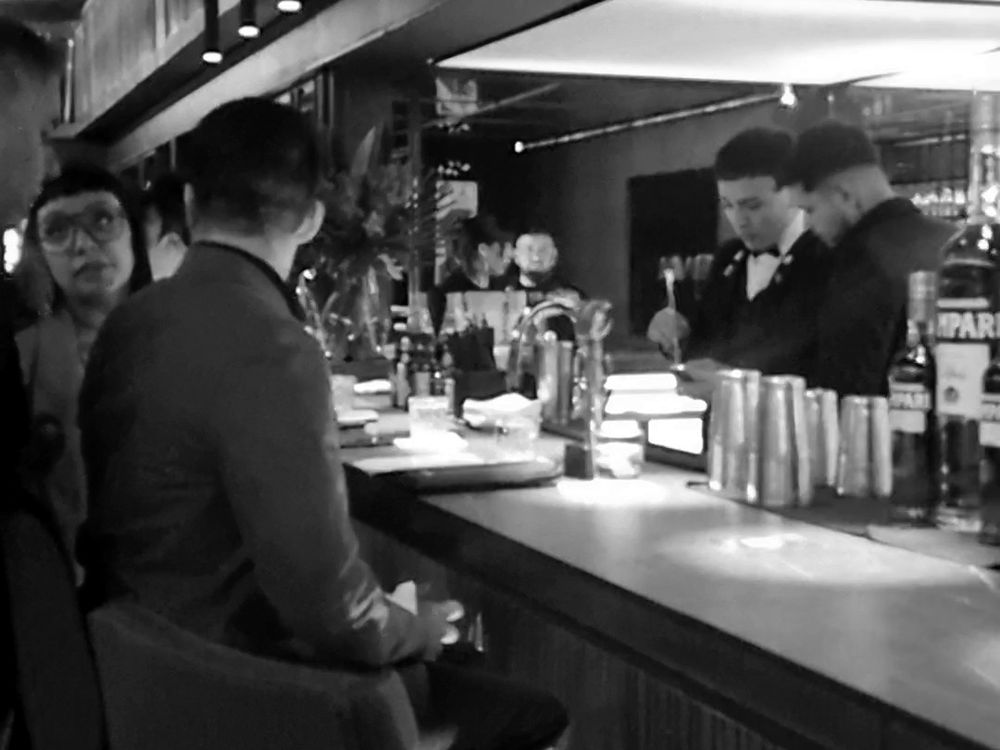 Barra de Campari durante la Negroni Week, con bartenders preparando tragos
