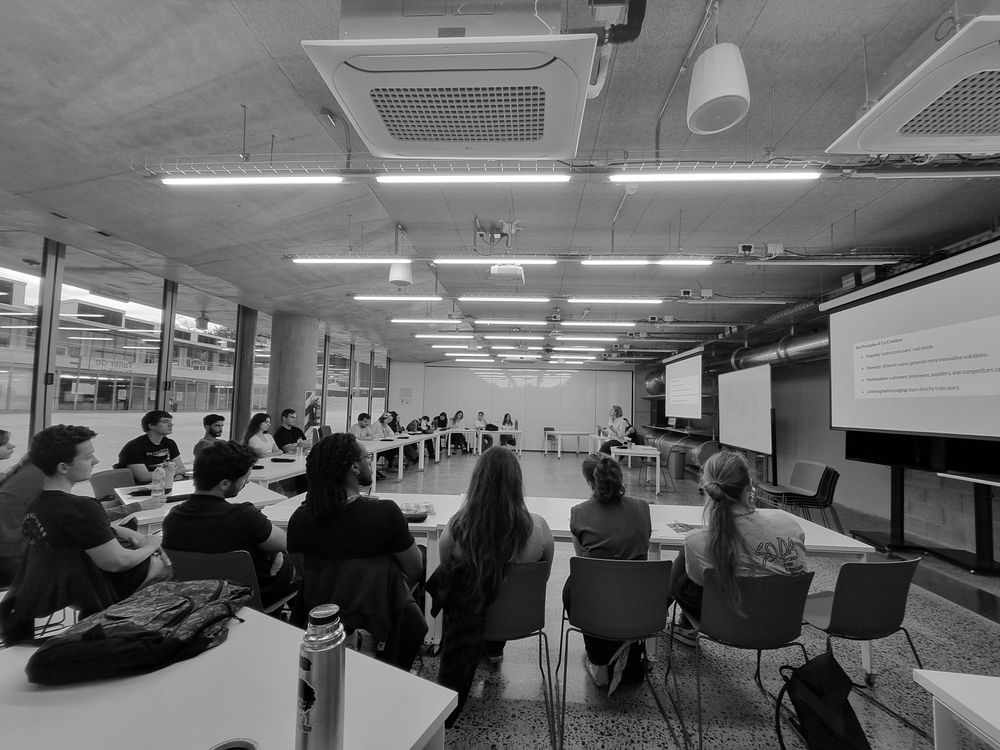 Clase en la Universidad Di Tella con los estudiantes atentos a la presentación