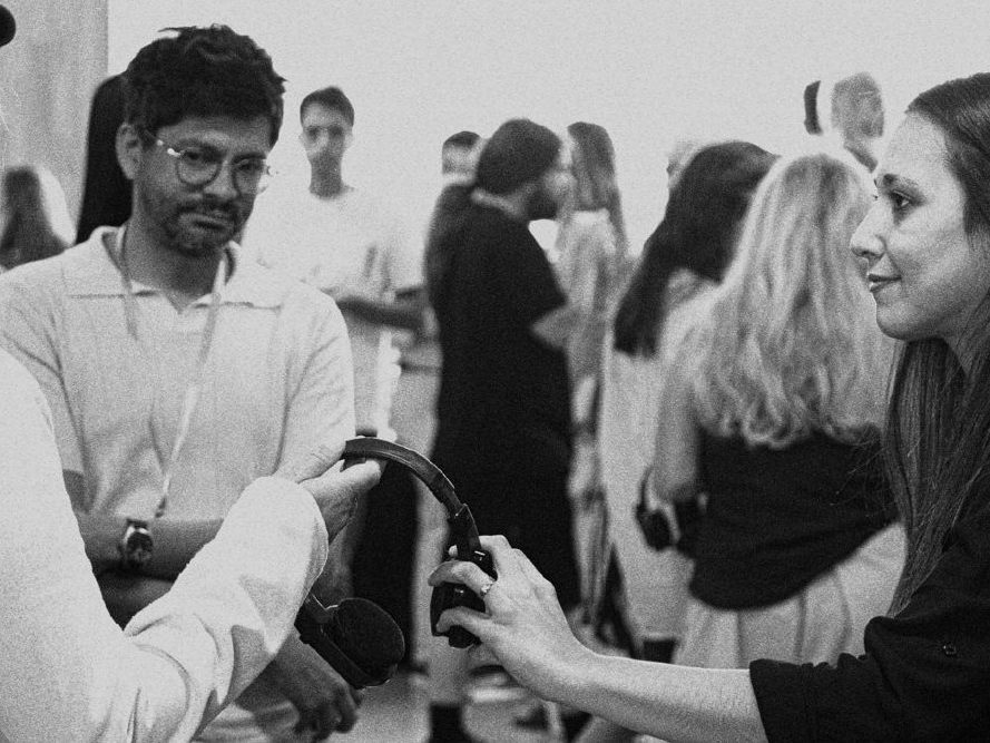 Personas conversando cara a cara durante un encuentro