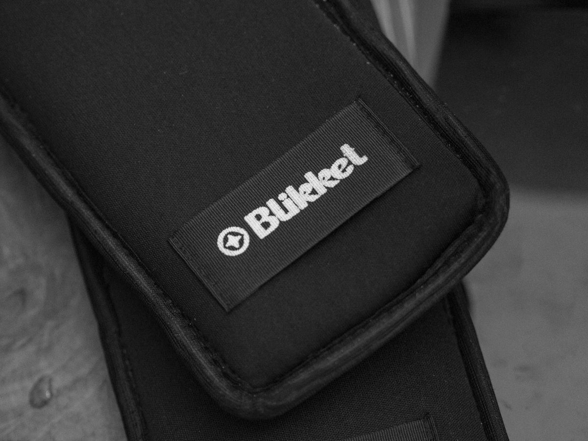 Fundas Blikket negras con su etiqueta