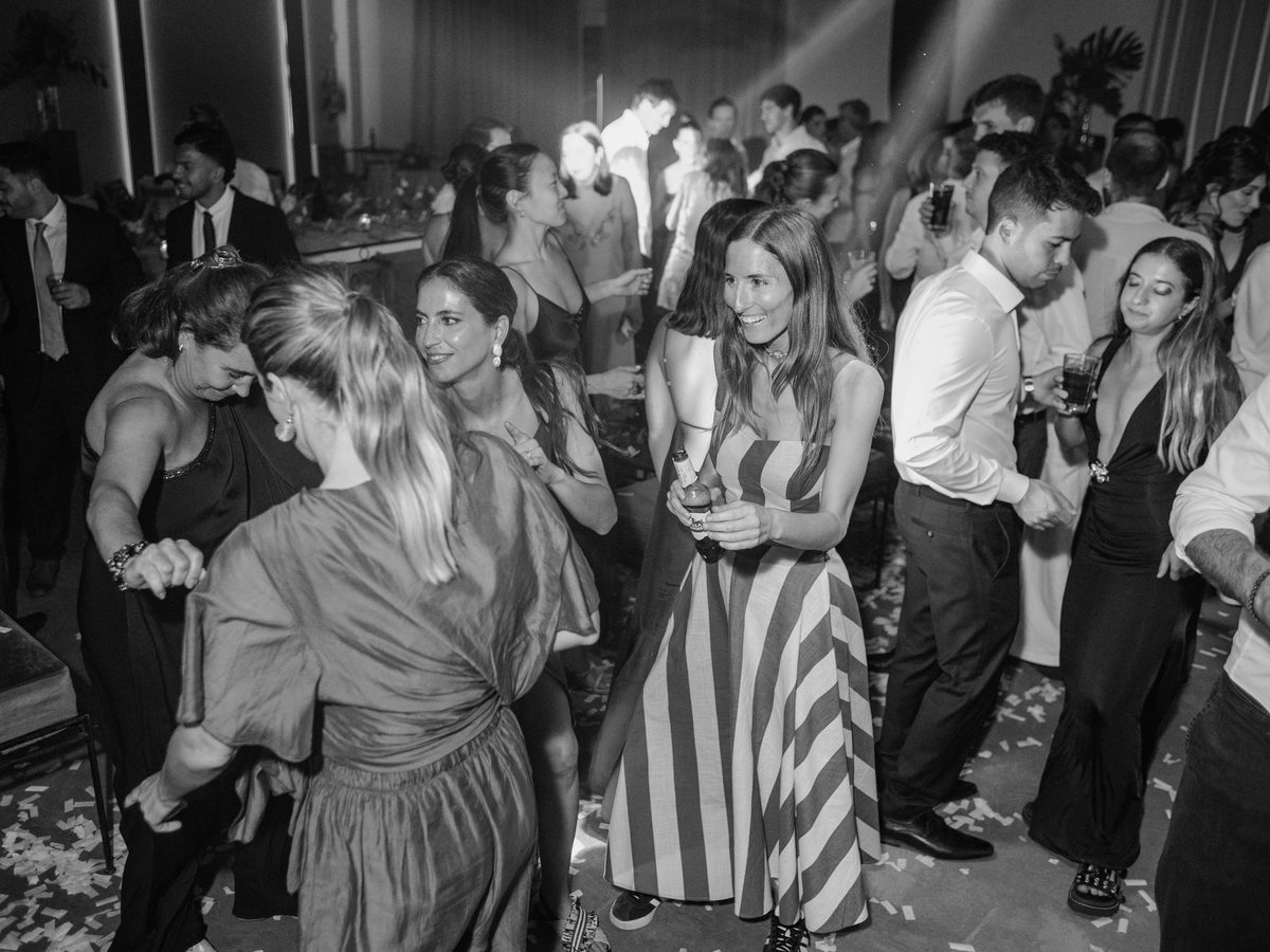 Invitados bailando en una fiesta, sin celulares