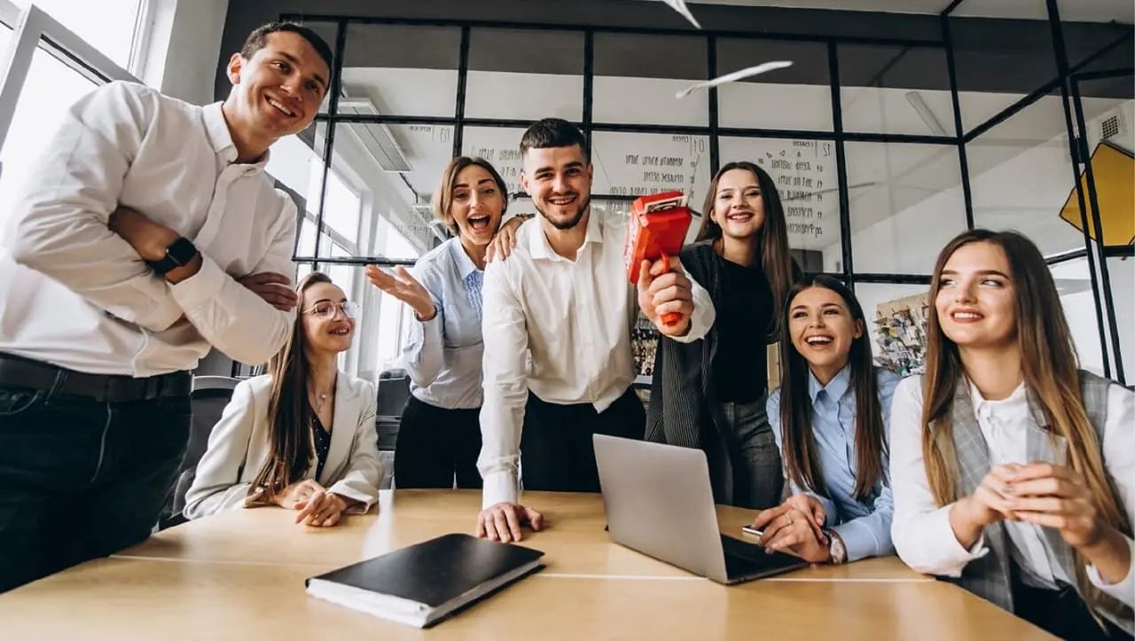 Un equipo de trabajo reunido alrededor de una mesa de oficina