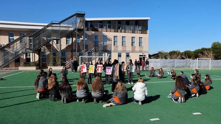 Alumnos de la Red Educativa Itínere reunidos en el patio del colegio
