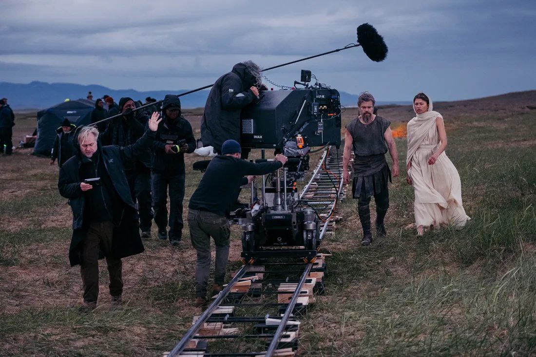 Christopher Nolan filmando La Odisea en exteriores con su equipo