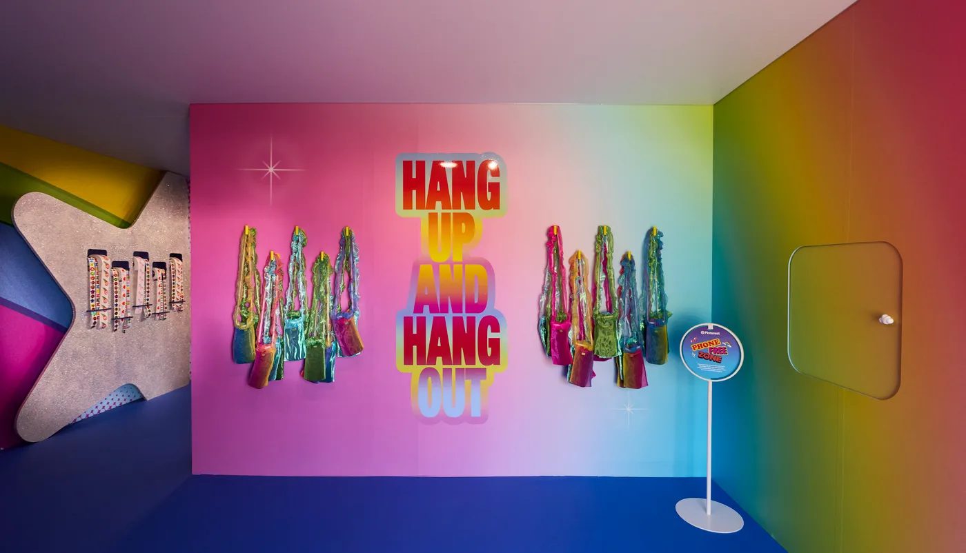 Espacio de Pinterest en Coachella con el cartel “Hang up and hang out”