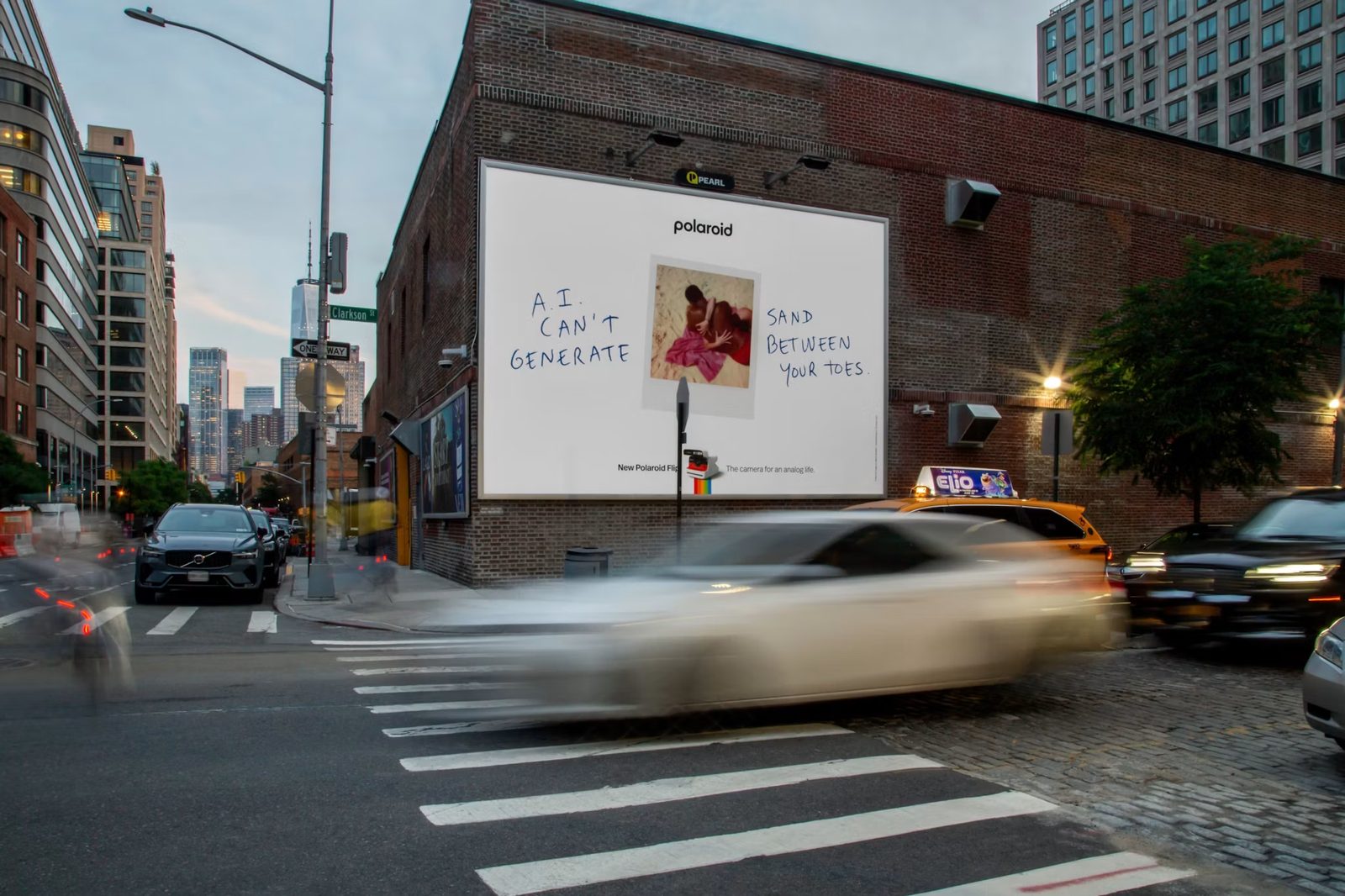 Cartel de la campaña de Polaroid en una esquina de la ciudad